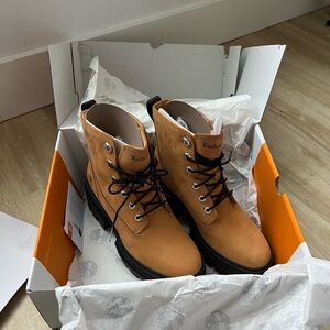 NWT Timberland Women’s Everleigh 6 lace up boots